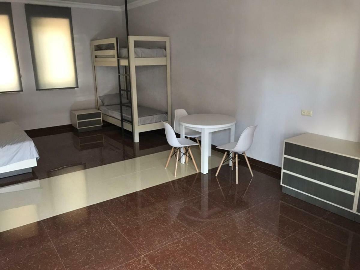 Liko Hostel Jerevan Buitenkant foto